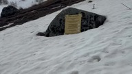Pomnik młodych polskich alpinistów, którzy polegli schodząc z Kazbeku.  Pamięć nie umiera!