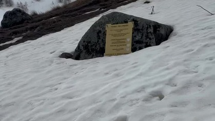 Pomnik młodych polskich alpinistów, którzy polegli schodząc z Kazbeku.  Pamięć nie umiera!