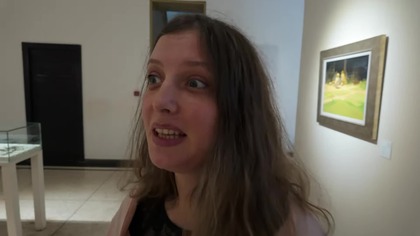 Elo, ELO - cztery , dwa, zero :) W tym odcinku wreszcie zdradzamy, gdzie jesteśmy  witajcie w Maroku, a konkretnie w Agadirze! 

 Koniec z tajemnicami, lecimy na freestylu, pokazując Wam to miejsce z naszej perspektywy.

Co w odcinku?

Odwiedzamy Muzeum Kultury Berber&oacute;w (Mus&eacute;e du Patrimoine Amazigh dAgadir), gdzie zderzamy spojrzenie europejskich orientalist&oacute;w ze sztuką lokalnych tw&oacute;rc&oacute;w i artyst&oacute;w postkolonialnych.

 Zobaczcie niesamowite prace i nasze (czasem dziwne) interpretacje!

Gubimy się w klimatycznych, surowych uliczkach Agadiru  dla nas piękniejszych niż ekskluzywne kurorty.

Doświadczamy lokalnego kolorytu podczas (niechcianych) zakup&oacute;w i targowania się o bransoletki.

 Posłuchajcie historii sprzedawc&oacute;w!

Dzielimy się przemyśleniami na temat turystyki, autentyczności, szukania prawdziwych doświadczeń (nawet por&oacute;wnujemy to do kultury rave!).

Podziwiamy wszechobecne palmy i zastanawiamy się nad ich symboliką.

To nie jest typowy #vlog  turystyczny. Pokazujemy #maroko  takim, jakim je widzimy  czasem chaotyczne, czasem męczące, ale zawsze fascynujące. Wybaczcie nasz swobodny styl, ale właśnie taki urok ma ta podr&oacute;ż!

Dajcie znać w komentarzach, co myślicie o takiej formie podr&oacute;żowania i sztuce, kt&oacute;rą pokazaliśmy!

Maroko KOKO #agadir !

Cała seria VLOG&Oacute;W dostępna tutaj: https://www.youtube.com/playlist?listPL-Oou7f3C8P4xUq3H1wo29qebGB_0BLmi

 Wspieraj nasze #podr&oacute;że   https://ko-fi.com/raveradio

 Subskrybujcie nasz kanał i kliknijcie dzwoneczek, aby nie przegapić kolejnych vlog&oacute;w!

 Śledźcie nas na Instagramie i Facebooku, gdzie dzielimy się dodatkowymi treściami i tajnymi informacjami!

Nasz instagram:
https://www.instagram.com/ravefm/

oraz Naszego Fejsik:
https://www.facebook.com/RaveFM/

Nasze podcasty AUDIO, są tutaj:
https://www.mixcloud.com/RaveFM/