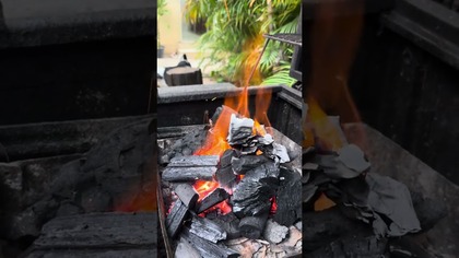 Węgel drzewny pali się na grillu