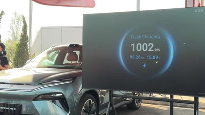 Ten SAMOCHÓD ładuje się szybciej niż TELEFON 