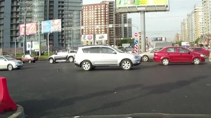 Kierowca ratuje małutkiego kociaka