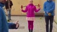 Rzut nożem przez plakietkę