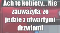Ach te kobiety...  Nie zauważyła, że jedzie z otwartymi drzwiami