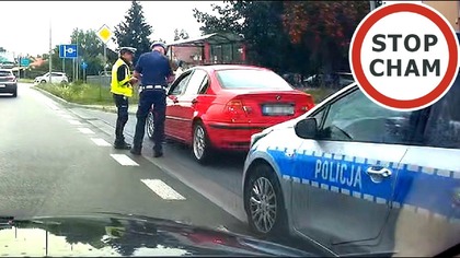 BMW i instant karma za nieprawidłowe wyprzedzanie pasem zjazdowy/do skrętu. Tylko czy taki znak jest legalny? 

Policja na końcu zatrzymała nas w celu konsultacji czy kierowca czerwonego BMW mijał nas po pasie zjazdowym
18.07.2025 DW835 Mętów k. Lublina