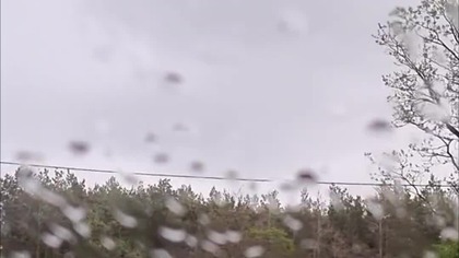 Drzwi uchylone prąd nadal działał.  Opuszczony dom.