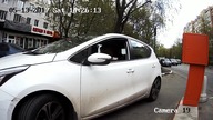 Kobieta wjeżdża na parking - co może pójść nie tak?