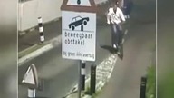 Murzyn imigrant zaatakował oraz okradł inwalidę.  Politycznie poprawna Holandia