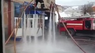 Strażak radzi sobie bez drabiny 