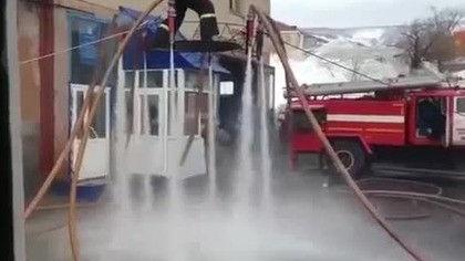 Strażak radzi sobie bez drabiny 