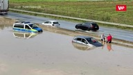 Niemiecka autostrada A2 pod wodą.  Mercedesy toną na drodze