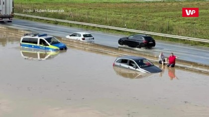 Niemiecka autostrada A2 pod wodą.  Mercedesy toną na drodze