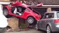 Sportowe auto zaparkowało w ścianie
