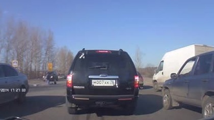 Brunetka w BMW potrąca człowieka  Auto jest ważniejsze