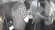 Pasażer wyrzuca kierowcę autobusu
