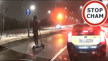 Jazda na hulajnodze, po zmroku, na lewym pasie trzypasmowej jezdni #2157 Wasze Filmy