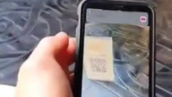 Żartowniś z ulotkami QR
