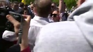 PILNE! Ambasador Rosji OBLANY czerwoną farbą przez TŁUM