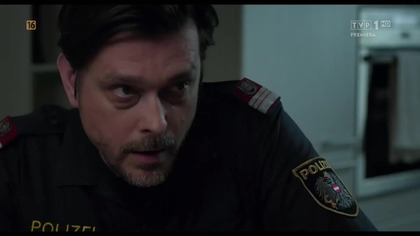 Martin (Andreas Kiendl) i Katharina (Ursula Strauss) przechodzą małżeński kryzys. Nie radzą sobie z opieką nad sześcioletnim synkiem, kt&oacute;ry ma autyzm. Pewnego dnia w sąsiedztwie zamieszkuje para młodych ludzi, Nicole (Lili Epply) i Christian (Wolfgang Rauh). Martin i Katharina zaprzyjaźniają się z nimi. Nie wiedzą, że nowi sąsiedzi mają złowrogie zamiary.