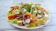Sałatka z łososiem, serem feta i kapustą pekińską - Jak zrobić - SmakowiteDania