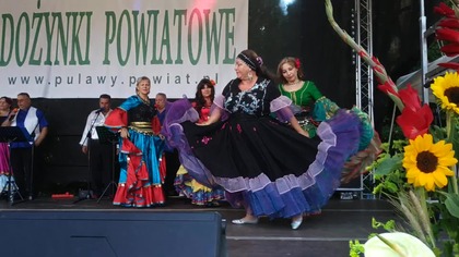 Występ zespołu Cyganeria z Góry Puławskiej na powiatowych dożynkach w Nałęczowie -12. 08. 2018 r.