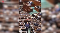Henryka Krzywonos stała obrócona plecami do premiera Mateusza Morawieckiego, gdy ten wygłasza expose