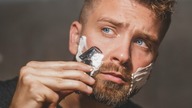 Jak przycinać brodę? Poradnik jak stylizować brodę.
