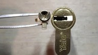 Zamek do dziurki na klucz. Mniejszego nie miałem w rękach! Smallest Lock i have!