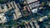 Mężczyzna latający dronem nad miastem uchwycił nisko przelatujący B-2