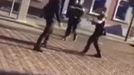 Naćpany Polak bije się z Holenderskimi Policjantami - Pool vecht met Nederlandse politieagenten