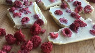 WEGANSKA BIALA CZEKOLADA Z MALINAMI -FIT I KETO