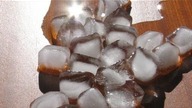 DIY - how does the thread can stick to ice cubes?