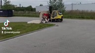 Załadunek rolek papieru na Volvo wygląda jak walka z gigantycznymi sushirolkami 