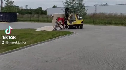 Załadunek rolek papieru na Volvo wygląda jak walka z gigantycznymi sushirolkami 