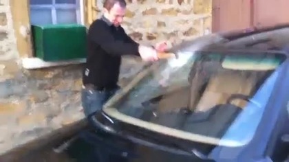 Jak otworzyć zatrzaśnięty samochód?