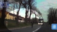 Maszerował środkiem szosy. Wprost przed nadjeżdżający autokar [Bez Trzymanki]