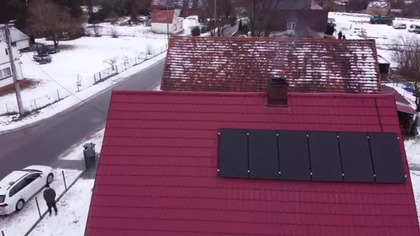Mają panele, pompę ciepła i magazyn energii.  Grzeją się przy kominku mp4 686x432