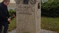 SK składa znicz pod pomnikiem Gen.  Władysława Andersa z okazji Święta Niepodległości #niepodległa