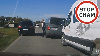 Wyprzedzanie środkiem ronda, niebezpieczne manewry i kolizja #2359 Wasze Filmy
