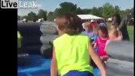 Dzieciak na obrotowym torze przeszkód