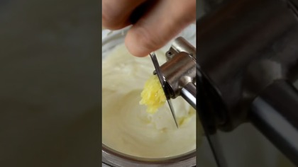  SUBSKRYBUJ http://bit.ly/2sc96zb i bądź na bieżąco!
 Polajkuj FANPAGE :  http://bit.ly/2sc9JJ3
 Odwiedź stronę z przepisami: http://bit.ly/2sm9d9z
 INSTAGRAM: http://bit.ly/2smdN7K



*****************************************************************************



Najlepszy, domowy sos czosnkowy to znakomity dodatek do frytek, pizzy, kanapek czy dań z grilla, po prostu idealny na każdą okazję. Jest smaczny a do tego banalnie prosty w przygotowaniu, wystarczy wszystkie składniki wymieszać, polecam do wypróbowania przepisu.



składniki na 400 g sosu

200 g serka kanapkowego śmietankowego

200 g jogurtu naturalnego

2-3 ząbki czosnku

czarny pieprz

sól



*****************************************************************************



Po więcej pysznych przepisów zapraszam na stronę :
http://smakowitedania.com/


Sprawdź inne moje przepisy na smaczne sosy : 
//www.youtube.com/playlist?listPLpKM13jxacYNCMkWJsQxzcaRucoky9RO7


#smakowitedania #kanałkulinarny #sosczosnkowy #najlepszysosczosnkowy