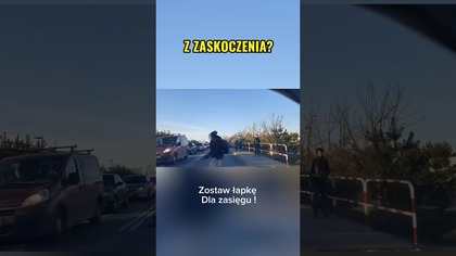 Zielone, a i tak trzeba uważać! Pieszy wbiegł nagle  #czujność #droga #ruchmiejski #uwaga