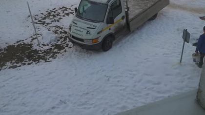 Robotnik poszedł wyrzucić gruz a tu ZIMA 