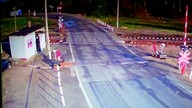 Nietypowy wypadek Tira na przejeździe kolejowym