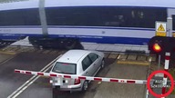 AutoSzkodniki #33  Pociąg tuż przed maską, 212 km/h i auto w cukierni.  Co zarejestrowały kamery?