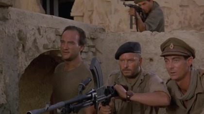 P&oacute;łnocna Afryka, 22 czerwca 1942 r. Gdzieś na piaskach pustyni libijskiej, zagubiona garstka żołnierzy alianckich, pod dow&oacute;dztwem sierżanta Joe Gunna (James Belushi), usiłuje dołączyć do gł&oacute;wnych sił. Cierpią na brak wody, a na dodatek mają przeciwko sobie kompanię Afrika Corps. Czy kilku zmęczonych wojak&oacute;w wytrzyma nap&oacute;r setek niemieckich maruder&oacute;w?