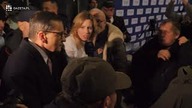 Przepychany Morawiecki dostał się do siedziby TVP.  Jestem tu, by bronić praworządności