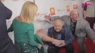 Głęboki dekolt bywa problematyczny. Między piersi Wachowicz COŚ wpadło [Plotek]