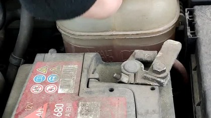 Testuję refraktometrem temperaturę zamarzania płynu chłodniczego w samochodzie