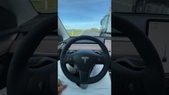 Autonomiczna zmiana pasa ruchu w Tesli Model 3 